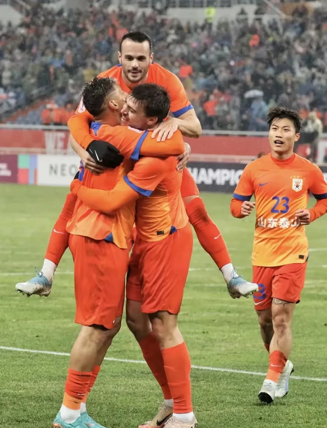 九游-包含转折点山东泰山强势反弹，亚冠今夜攻防权衡，管理层满意，阵容厚度经受考验的词条-九游